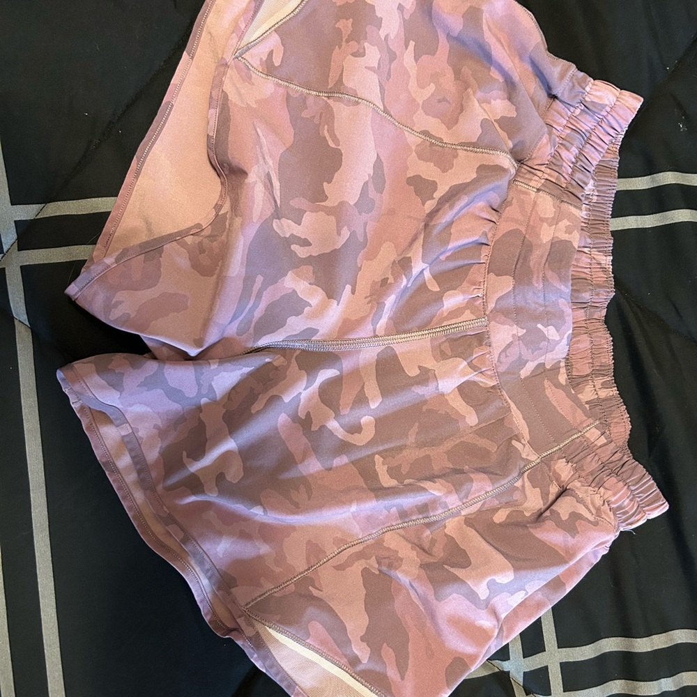 Lululemon ‘Hotty Hot’ low rise shorts 4” size 8 EUC